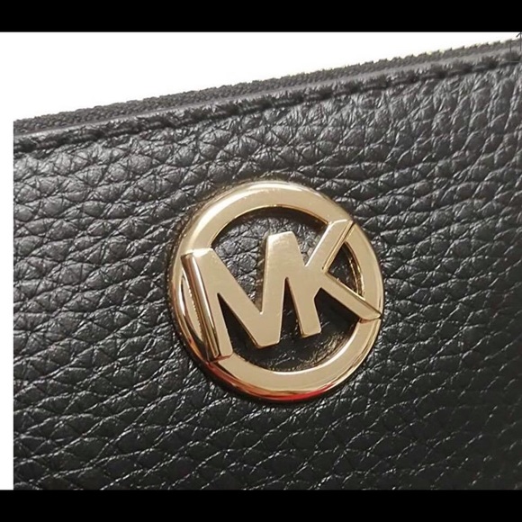 MICHAEL KORS “Fulton” Black Leather Wristlet - Picture 2 of 5